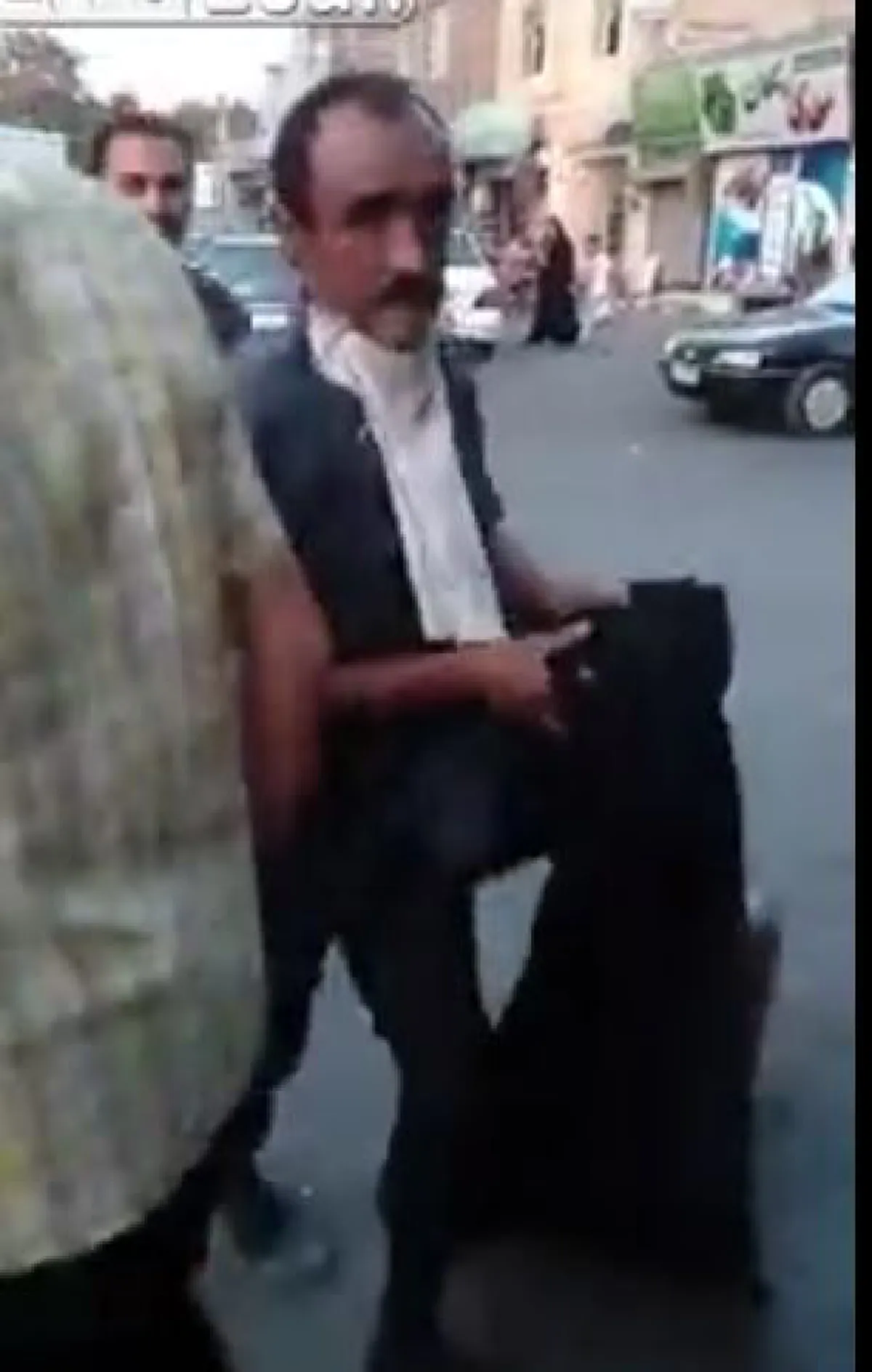 อย่ามาหลอกกู!! สองหนุ่มซุ่มมองขอทานสาวมุสลิม ทำท่ามีพิรุธ ตัดสินใจเดินเข้าไปถกผ้าคลุม โป๊ะแตก หลอกกันหน้าด้านๆ หนวดมึงเฟิ้มเชียว (คลิป)