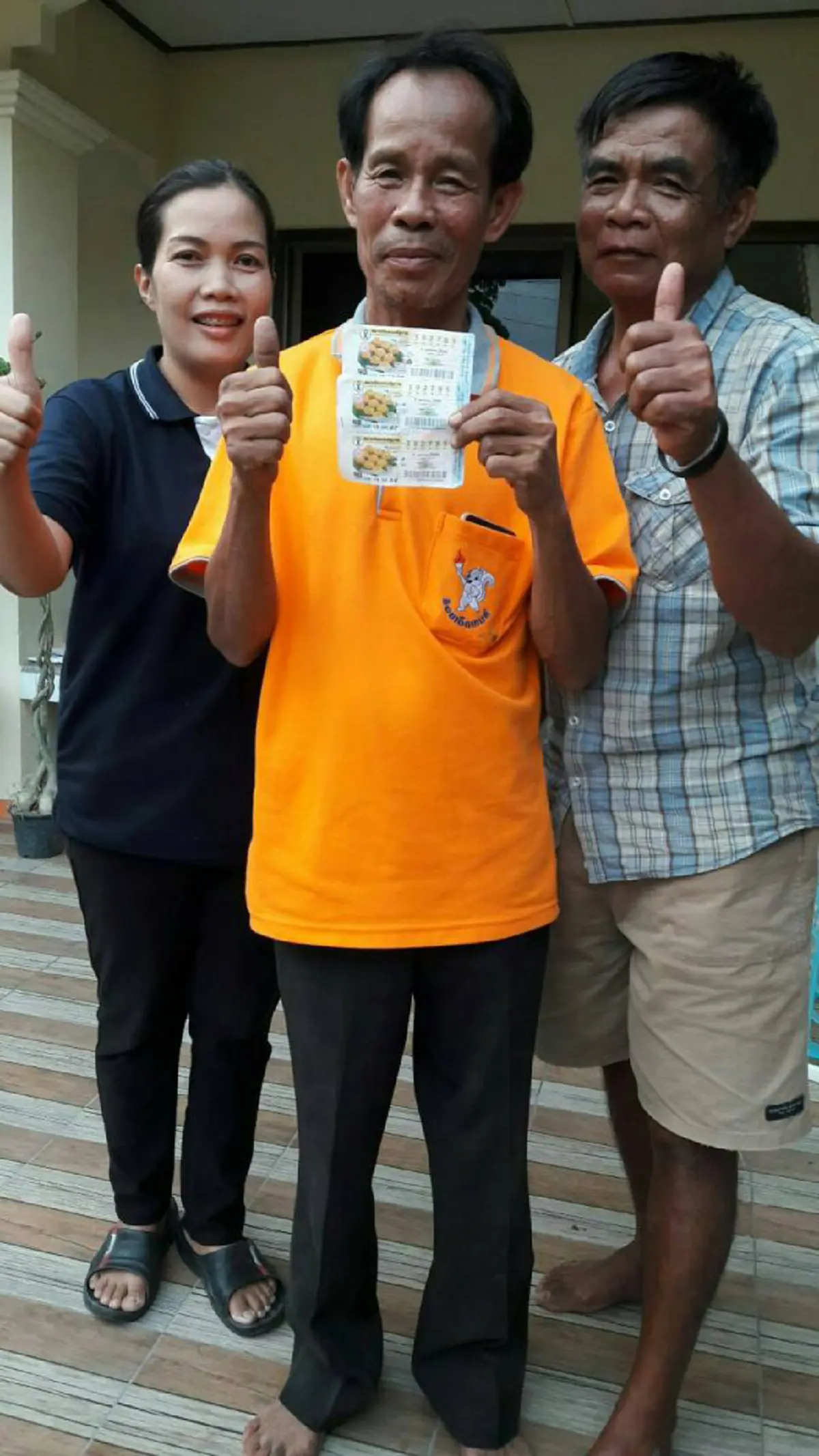 โคตร มหาเฮง!! “2ลุง-ป้า” ชาวร้อยเอ็ด ดวงเฮง ถูกลอตเตอรี่รางวัลที่1คนละ 6 คู่ 2 คู่ - รางวัลข้างเคียงอีก 1 คู่ รับทรัพย์อื้อ 18 ล้าน!!