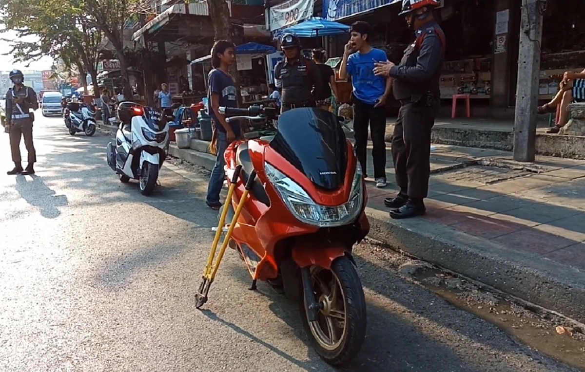 คนนี้เขาว่า...ไอ้ปืนสอง !?! โจ๋หัวร้อน โดนล็อกล้อ จะนำคีมมาตัดออก เจอตร.ห้าม กลับห้าวใส่!!!พูดลั่นถนน พ่อเป็นใคร?!?(คลิป)