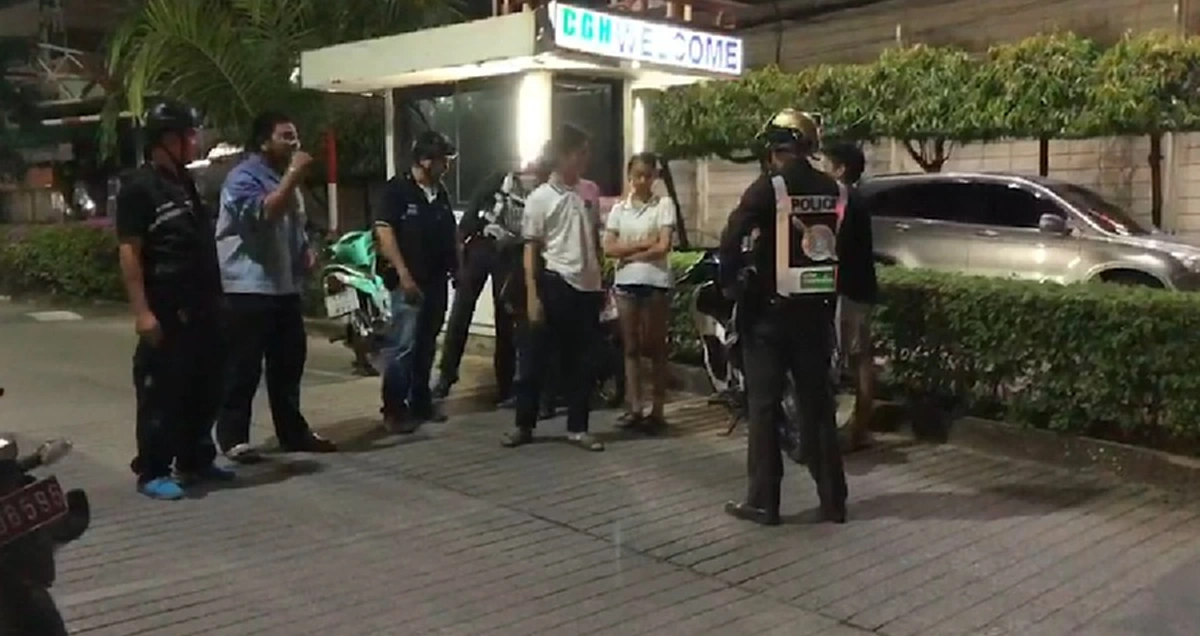 ศึกช่วยคนเดือดอีก!?! ร่วมกตัญญู รุดช่วยอุบัติเหตุ เจอ อปพร.มาถึงก่อน ขอยืมอุปกรณ์ ก่อนไปเถียงกันหน้ารพ. มีชักปืนยิงใส่ สาวโดนลูกหลง (มีคลิป)