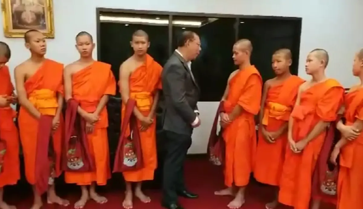 ภาพนี้ที่รอคอย ผู้มีพระคุณ  ผู้ว่าฯณรงค์ศักดิ์ค้อมศีรษะยกมือไหว้พระเอก 11สามเณรหมูป่า เรียกท่านว่าพ่อ (คลิป)