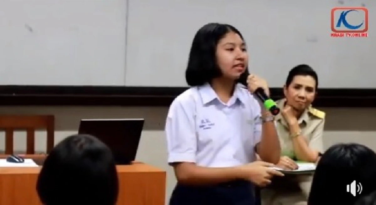 ครูสาวกระบี่สุดแนว นำจังหวะแร็พให้นร.ท่องคำราชาศัพท์  ให้แต่ละคนมายืนโย่วๆหน้าห้อง