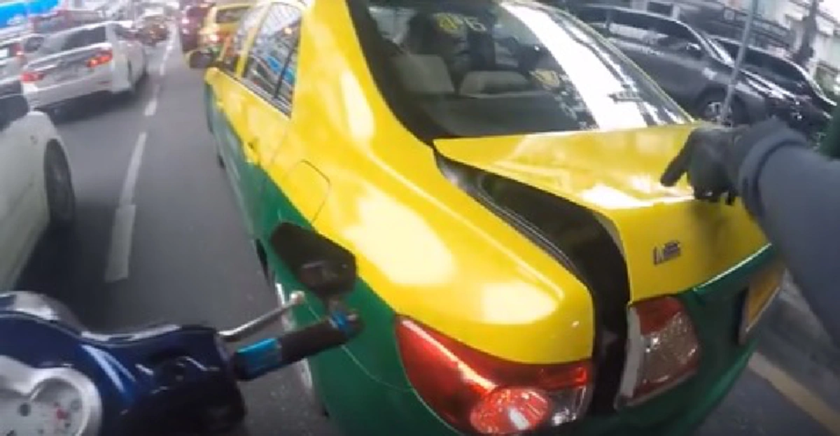 เปิดหน้า:ดูใจคนดี หนุ่มอาสาปิดฝากระโปรงแท็กซี่ แต่กลับโดนด่า! พบเพิ่งช่วยเข็นรถสองแถวแก๊สหมดไปส่งถึงปั๊ม