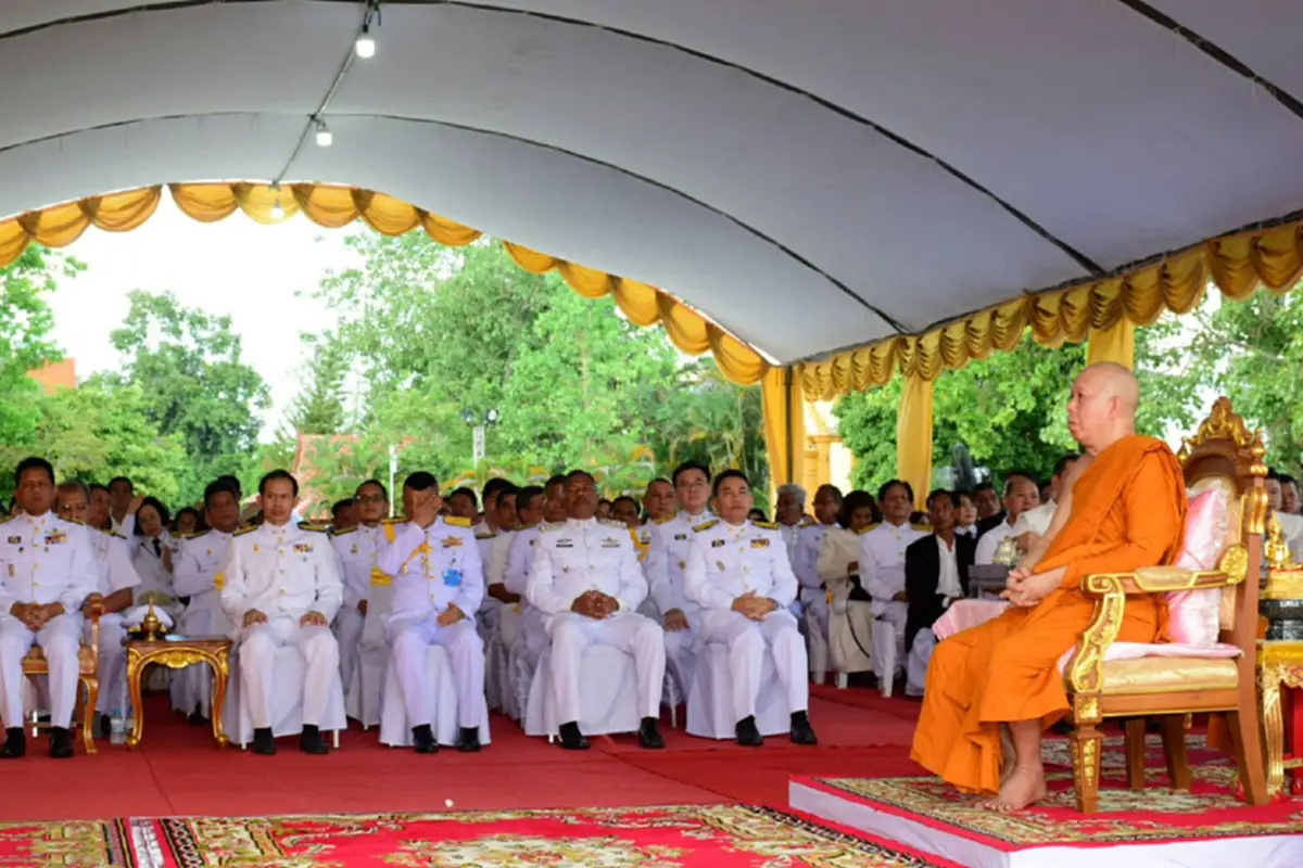 สุดอัศจรรย์ พระธีรญาณมุนีอัญเชิญกลีบบัวทองคำจารึก ภ.ป.ร.ขึ้นพระธาตุ กลางฟ้ามืดครึ้ม จู่ๆมีแดดส่องเฉพาะยอดองค์เจดีย์ประกายสีทอง