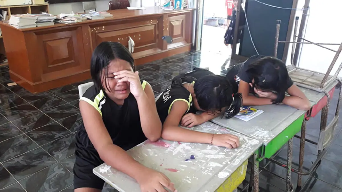 เด็กๆ-ครูกอดกันร่ำไห้ถึงวันเกษียณ 19ปีที่สอนอยู่ ทั้งร.ร.มีครูแค่3คน ผอ.ก็ไม่มี ต่อจากนี้จะเป็นอย่างไร?