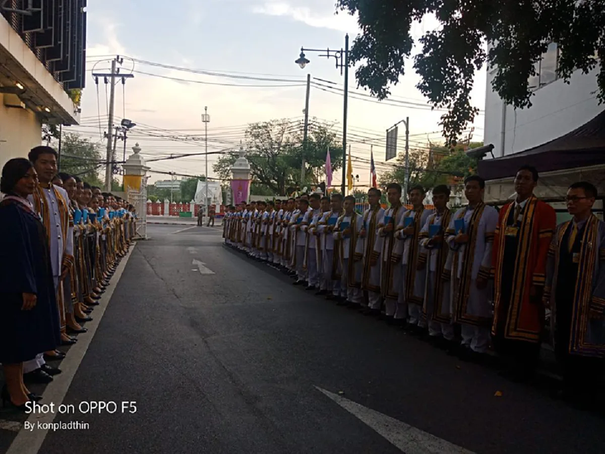 ไม่มีในหมายกำหนดการ พระเทพฯพระราชทานปริญญาเทคโนฯจิตรลดาเสร็จแล้ว แต่เสด็จกลับมาฉายพระฉายาลักษณ์ร่วม69บัณฑิต