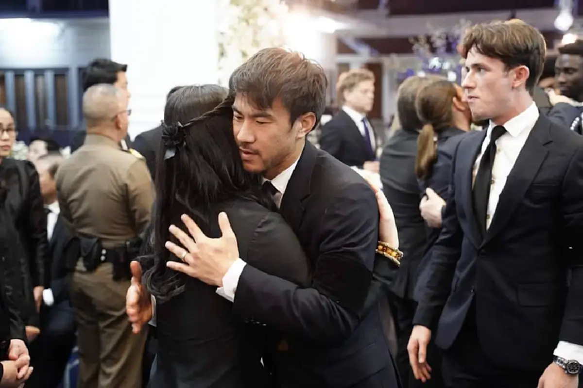 คนไทยซาบซึ้ง นักเตะเลสเตอร์คุกเข่าไหว้ศพเจ้าสัววิชัย ซูมดูพระที่แคสเปอร์ห้อยคอ