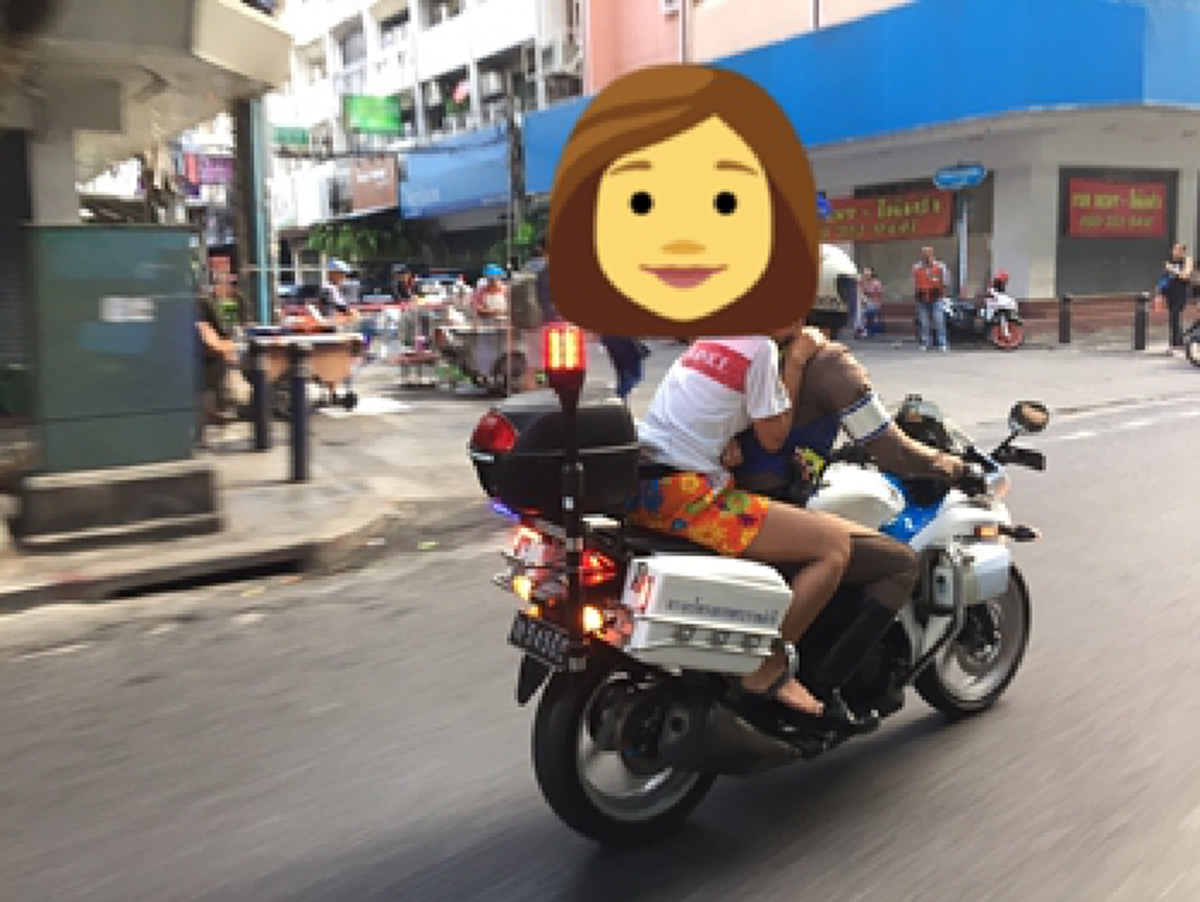 น่าชื่นชม ตร.โครงการพระราชดำริพาผู้ป่วยซ้อนจยย. คนเห็นสะดุดตาใช้ด้ามปืนสีชมพู เสื้อปักทำดีถวายในหลวง