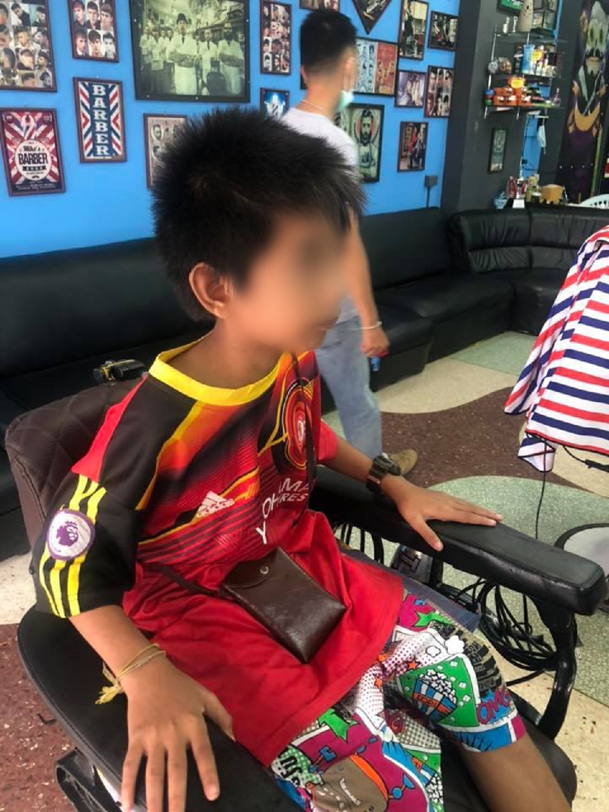 สาวใจดีพาน้องแมนตัดผม พบยังใส่ชุดเดิมบอกแม่ซักไม่ไหว เจ้าของร้านตัดให้ฟรี ชาวนครศรีฯรุดช่วยถึงบ้านเจอแม่น้ำตาไหล