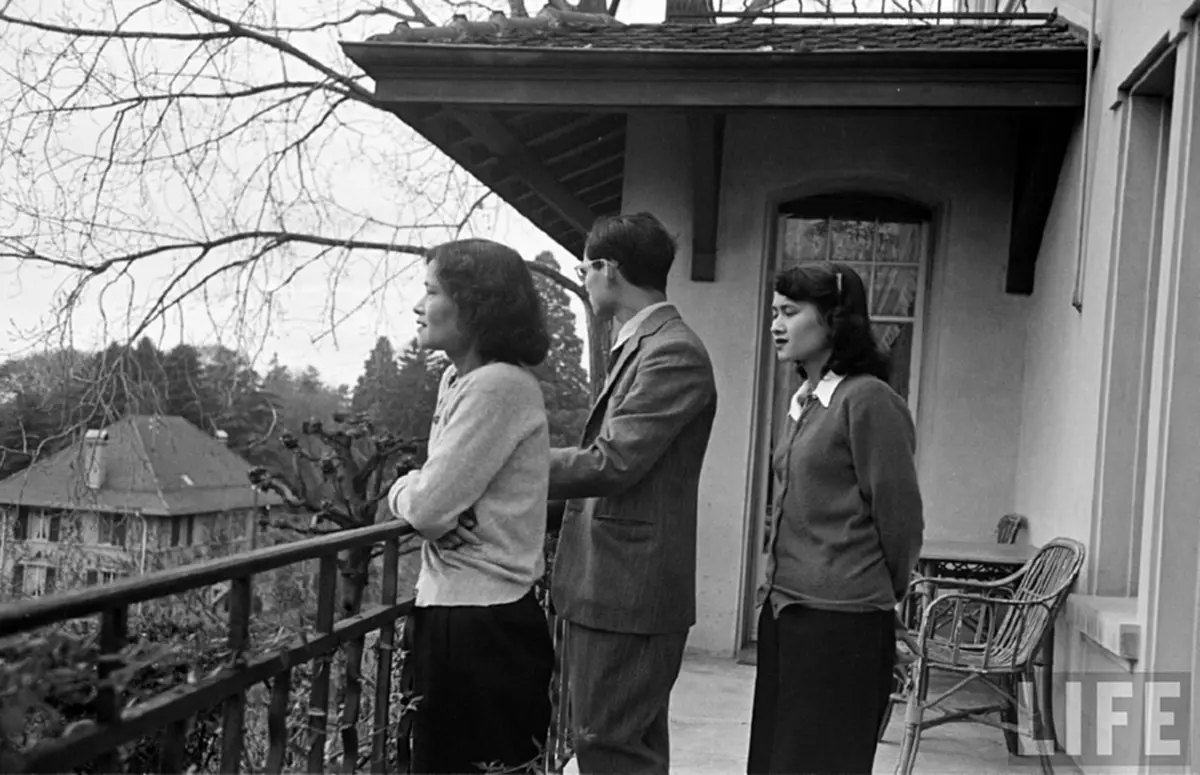 เป็นบุญตา!! เผยพระบรมฉายาลักษณ์หาชมยาก ในหลวง ร.9 ครั้งมีพระชนม์ได้22พรรษา สมเด็จพระราชินีทรงงดงาม สมเด็จย่า/พระพี่นางในพระอิริยาบถสบายๆ