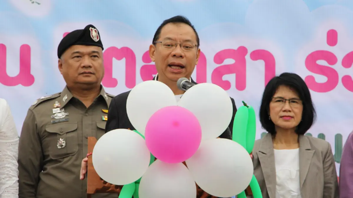 ณรงค์ศักดิ์ เปิดห้องให้เด็กๆนั่งเก้าอี้ผู้ว่าฯ แจกกระปุกออมสินพร้อมเงิน ขอเก่งแล้วต้องเป็นคนดีด้วย