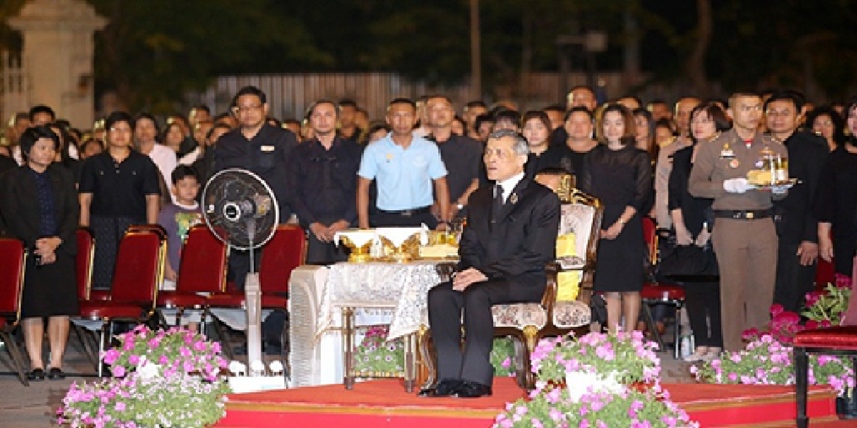 พรึบ!!!ด้วยใจรักภักดี “รองเลขาฯพระราชวัง”นำ“4ผู้นำเหล่าทัพ“กราบถวายบังคม“เสด็จพ่อร.5”ลานพระรูปฯก่อนรับเสด็จฯในหลวงรัชกาลที่10