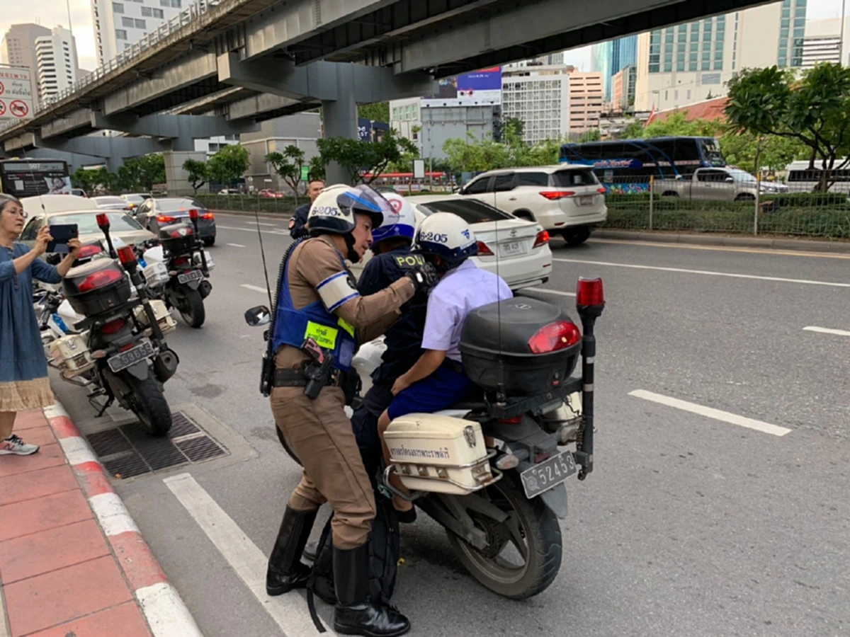 ชมคลิปตร.ช่วยเก๋งใช้จยย.ยันยาวกว่า4กม.ข้ามสะพานลาดชัน