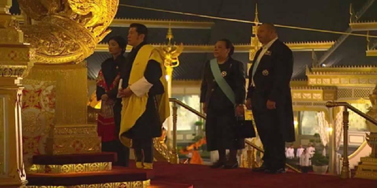สายสัมพันธ์รักพี่น้อย-น้องเล็ก...พระเทพฯแย้มพระสรวลทรงควงพระกรประคองฟ้าหญิงจุฬาภรณ์ฯ ขณะเสด็จพระราชพิธีถวายพระเพลิงพระบรมศพ