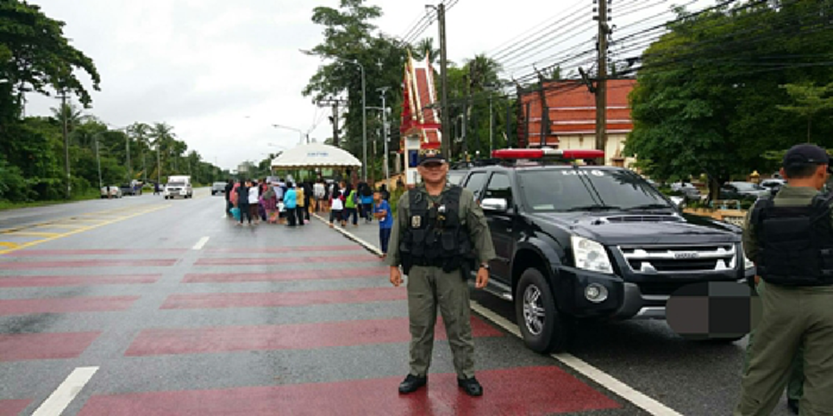 ขอบคุณพี่ๆดูแลผม ตูนยกมือไหว้จนท.ช่วยดูความปลอดภัย ขณะทหารชมเป็นคนดี มีสัมมาคารวะขอให้สู้ๆ พบวิ่งยะลาได้วันละล้าน มุ่งหน้าสู่ปัตตานีต่อ?!?