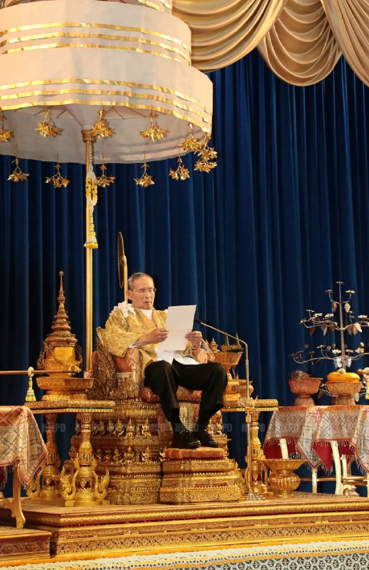 บ้านเมืองเป็นสุขมาช้านาน ให้ตั้งใจประพฤติตัวปฏิบัติงานให้สมฐานะหน้าที่เพื่อประโยชน์ส่วนรวม  พระราชดำรัสสุดท้ายในหลวงร.9 เสด็จฯออกฯ5ธันวาคม