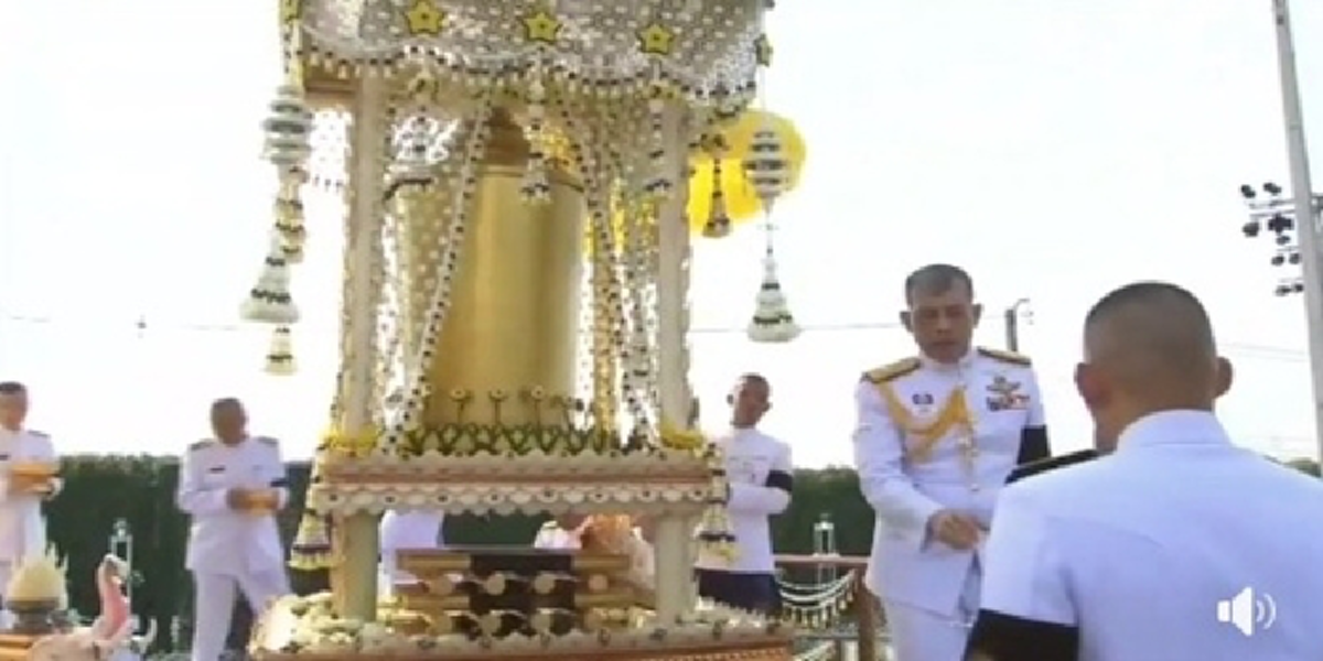 สมเด็จพระเจ้าอยู่หัวมหาวชิราลงกรณ บดินทรเทพยวรางกูร ทรงพระกรุณา เสด็จพระราชดำเนินไปในการพระราชทานเพลิงศพ พระคุณเจ้า หลวงปู่บุญฤทธิ์ ปัณฑิโต