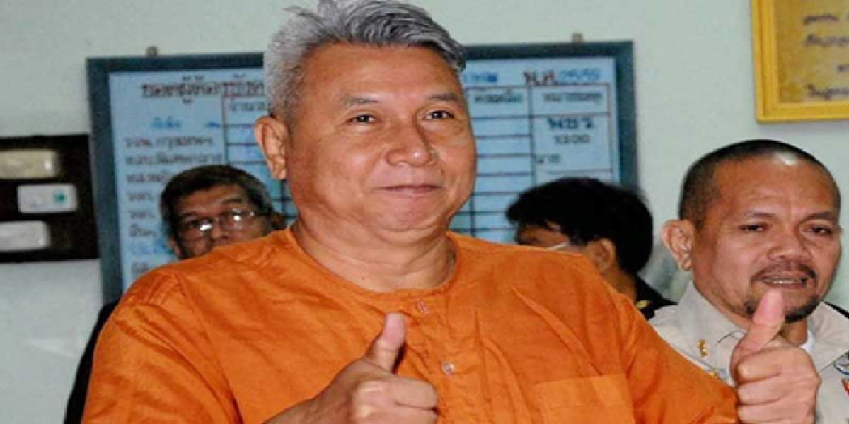 จตุพรรับหมวกผ้าพันคอพระราชทาน ก่อนชวนยินดีเลี้ยงรับทอมผตห.หมิ่นสถาบัน4คดีพ้นคุก