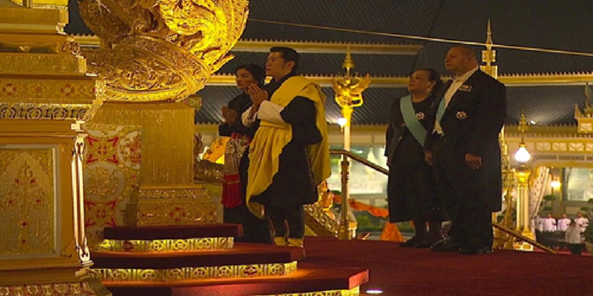 กษัตริย์จิกมีน้ำพระเนตรคลอ พระสุรเสียงสั่นเครือ…ยกในหลวงร.9 ยิ่งใหญ่อย่างพระเจ้าอโศกมหาราช รับสั่งฝนตกช่วงพระราชพิธีฯคือพรจากสวรรค์...