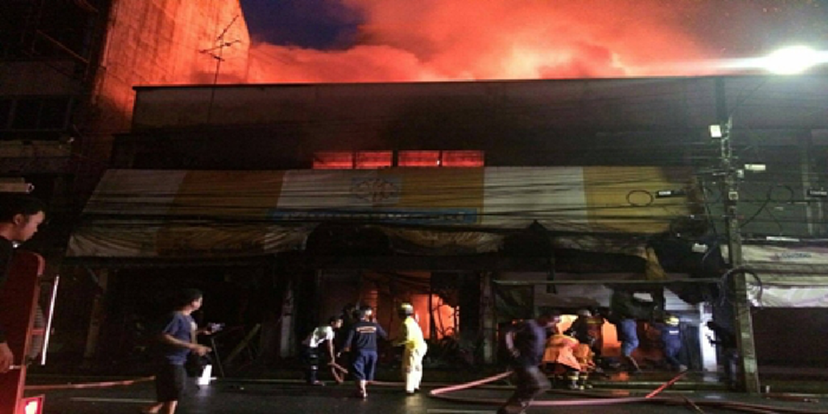 2ชายผู้มีแต่ให้!!! เศรษฐีใจบุญจิมมี่ บริจาคตูน16ล้าน แทนชาวนครทุกคน แม้2วันก่อนร้านขายผ้าเกือบโดนเผาวอด ตัวเอง-ญาติเจ็บหนีตายหวิดถูกย่างสด?!