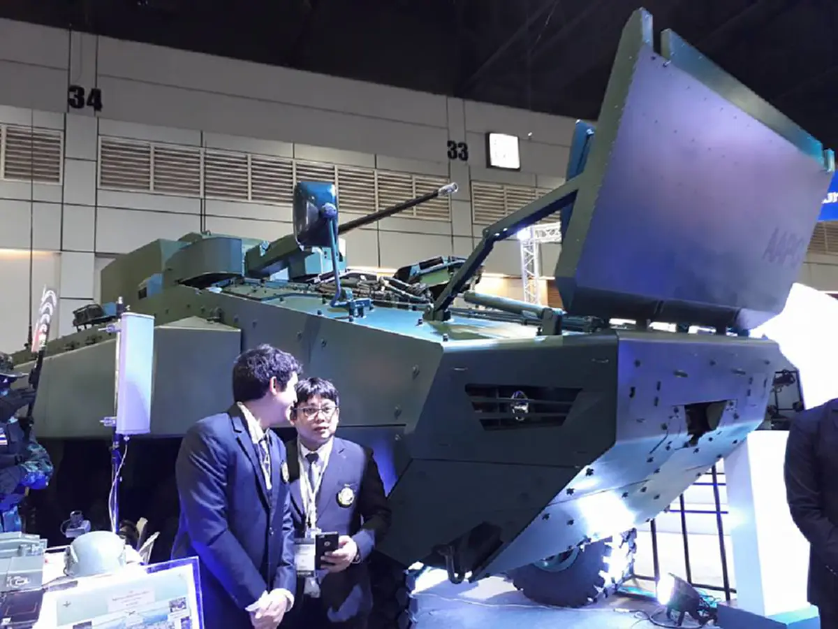 รุ่นนี้...สะเทินน้ำสะเทินบก!?! กลาโหมโชว์รถเกราะฝีมือคนไทยล้วนๆ ทำได้ทุกอย่างทั้งรบ-บรรเทาสาธารณภัย คัน100กว่าล้านสั่งผลิตให้นย.นำไปใช้(ภาพ)