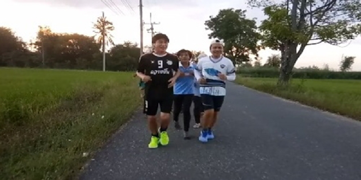 เติมความรัก เพิ่มคนดี...เชษฐ์ ได้รองเท้าวิ่งคู่ใจจากพี่อ่ำ อัมรินทร์ มีคนประเดิมบริจาคแล้ว!เปิดใจ คนดีจิตใจสูงก็เจริญมองโลกแง่ร้ายใจต่ำทุกข์