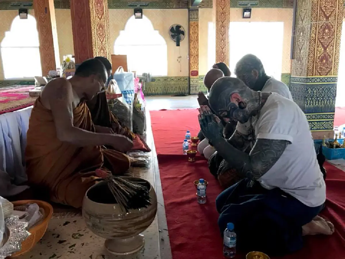 ผมรักเมืองไทยถึงตัวจะลายแต่ใจดีมากๆ... ฝรั่งหัวใจพุทธ สักลายเต็มตัวก้มกราบพระอย่างนอบน้อม พร้อมสอนเพื่อนตั้งนะโม3จบ!?!ชาวเน็ตแห่ชื่นชม(คลิป)