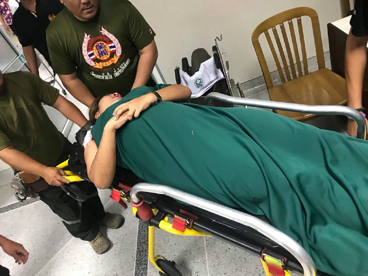 ศึกช่วยคนเดือดอีก!?! ร่วมกตัญญู รุดช่วยอุบัติเหตุ เจอ อปพร.มาถึงก่อน ขอยืมอุปกรณ์ ก่อนไปเถียงกันหน้ารพ. มีชักปืนยิงใส่ สาวโดนลูกหลง (มีคลิป)