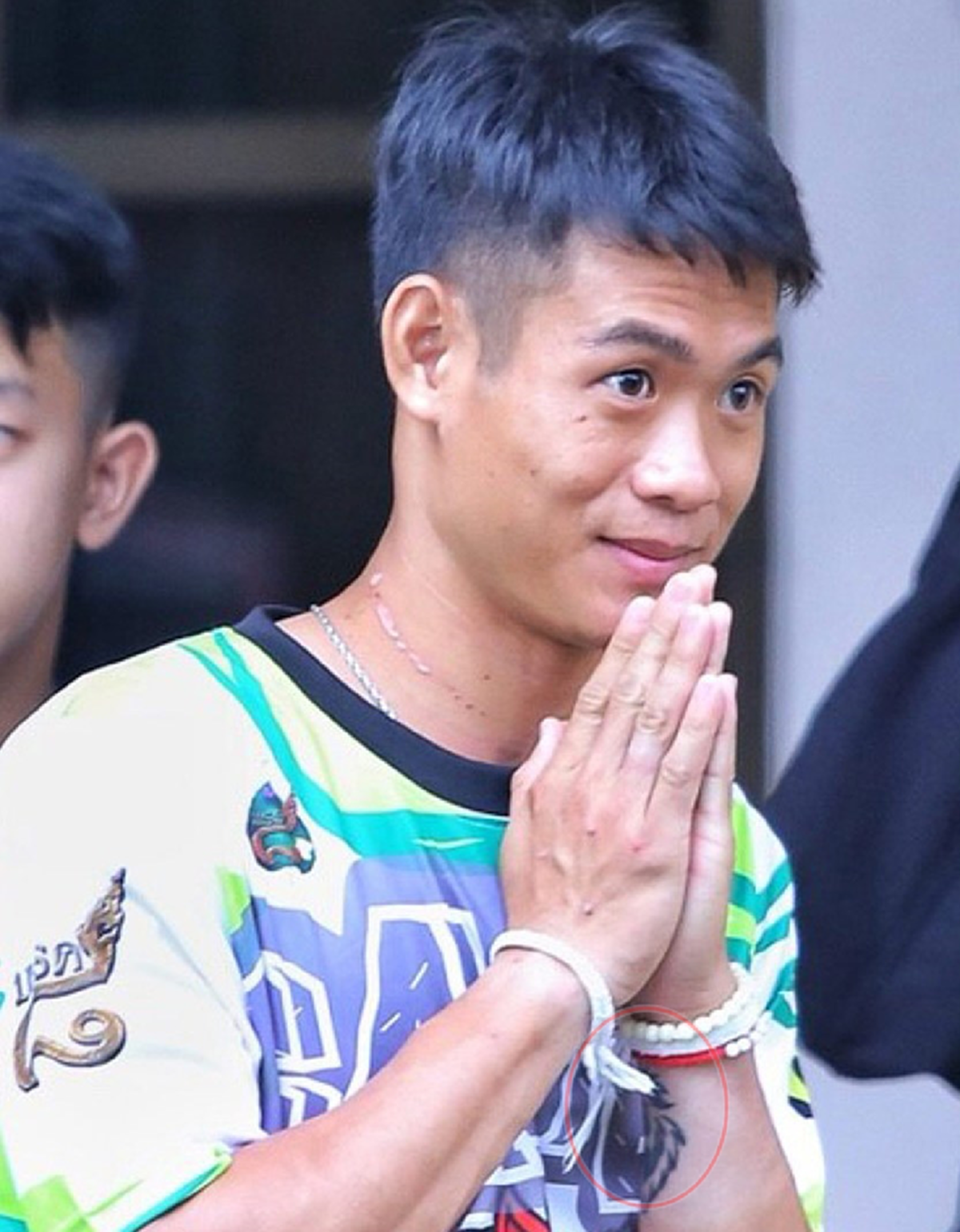 ราศีจับ…โค้ชเอก บวงสรวงพระธาตุ ปลงผมบวช !?! ชาวเน็ตสงสัย สักอะไรข้อมือซ้าย ใช่รูปทีมหมูป่าหรือไม่??? เมื่อก่อนไม่เห็นมี(คลิป)