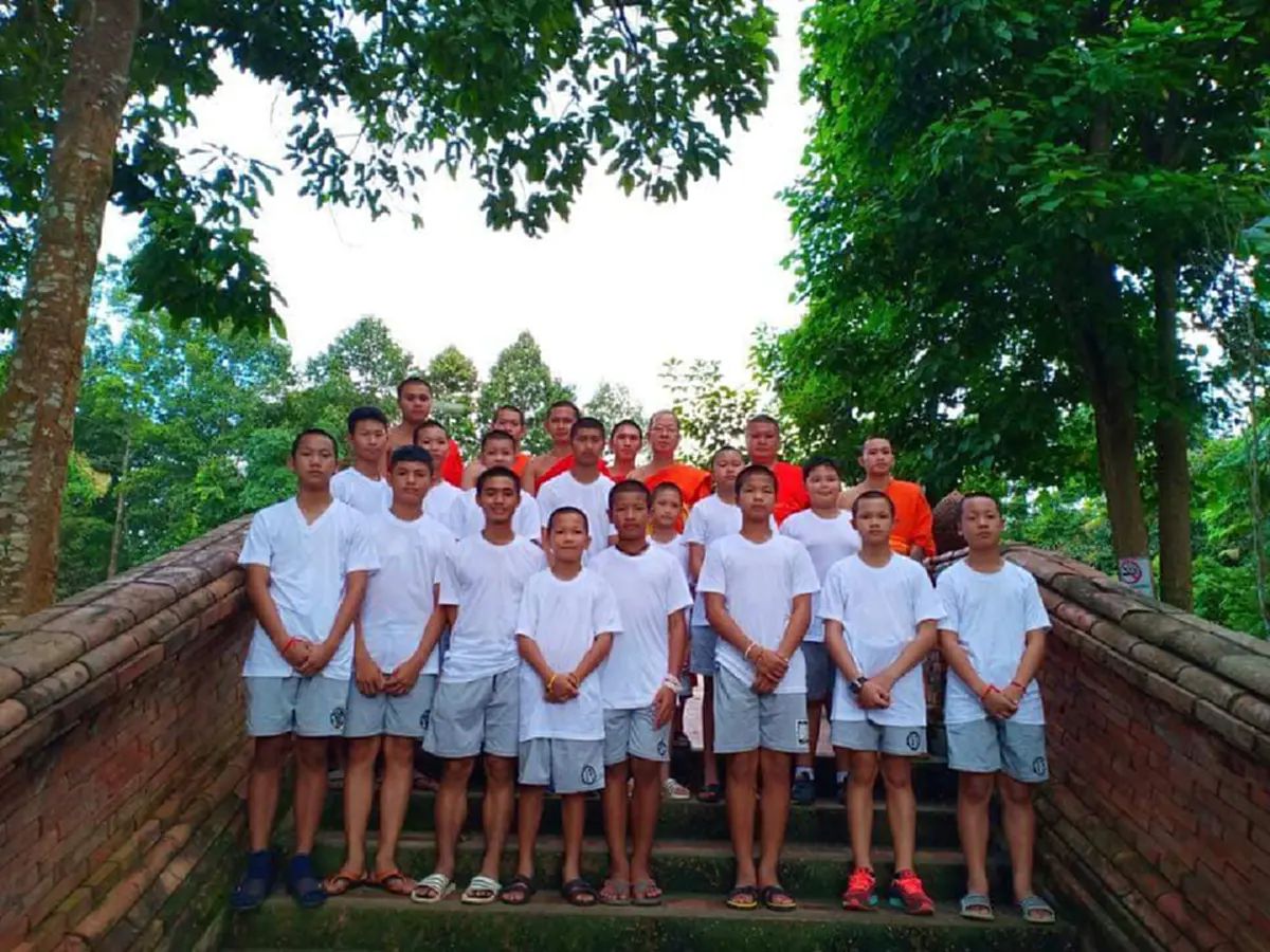ภาพที่ใครๆเห็นแล้วอมยิ้ม! วันหยุดเรียนน้องไตตั้น อาสามาเป็นลูกศิษย์สะพายย่ามให้หลวงพี่เอก