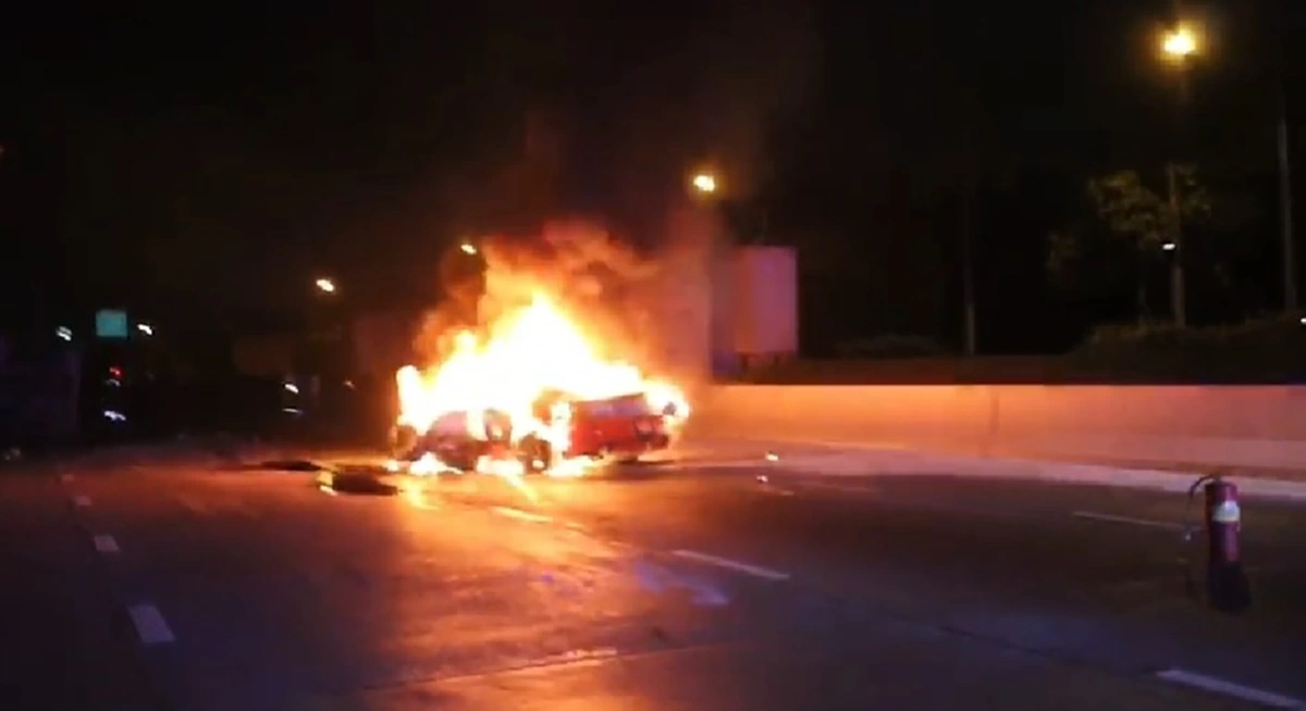 หนุ่มนร.นอกวัย17 ซิ่งฟอร์ดมัสแตง ชนรถขนทรายบึ้มสนั่นไฟท่วม เด็ก3ชีวิตสุดระทึก