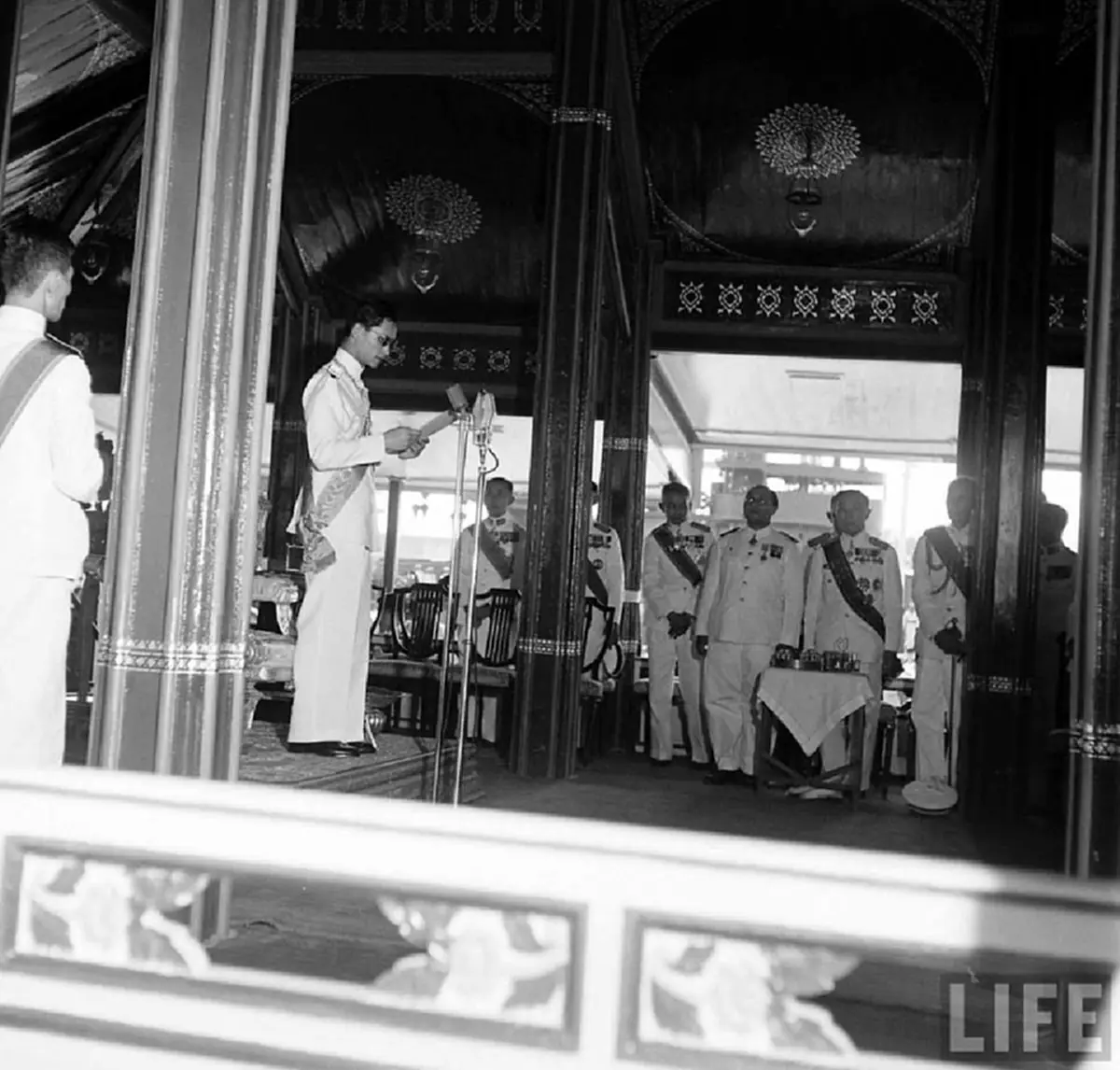 ย้อนชมภาพแห่งความคิดถึง !! "ในหลวงรัชกาลที่ ๙" ในวันถวายบังคมพระบรมศพ "ในหลวงรัชกาลที่ ๘" (รายละเอียด)