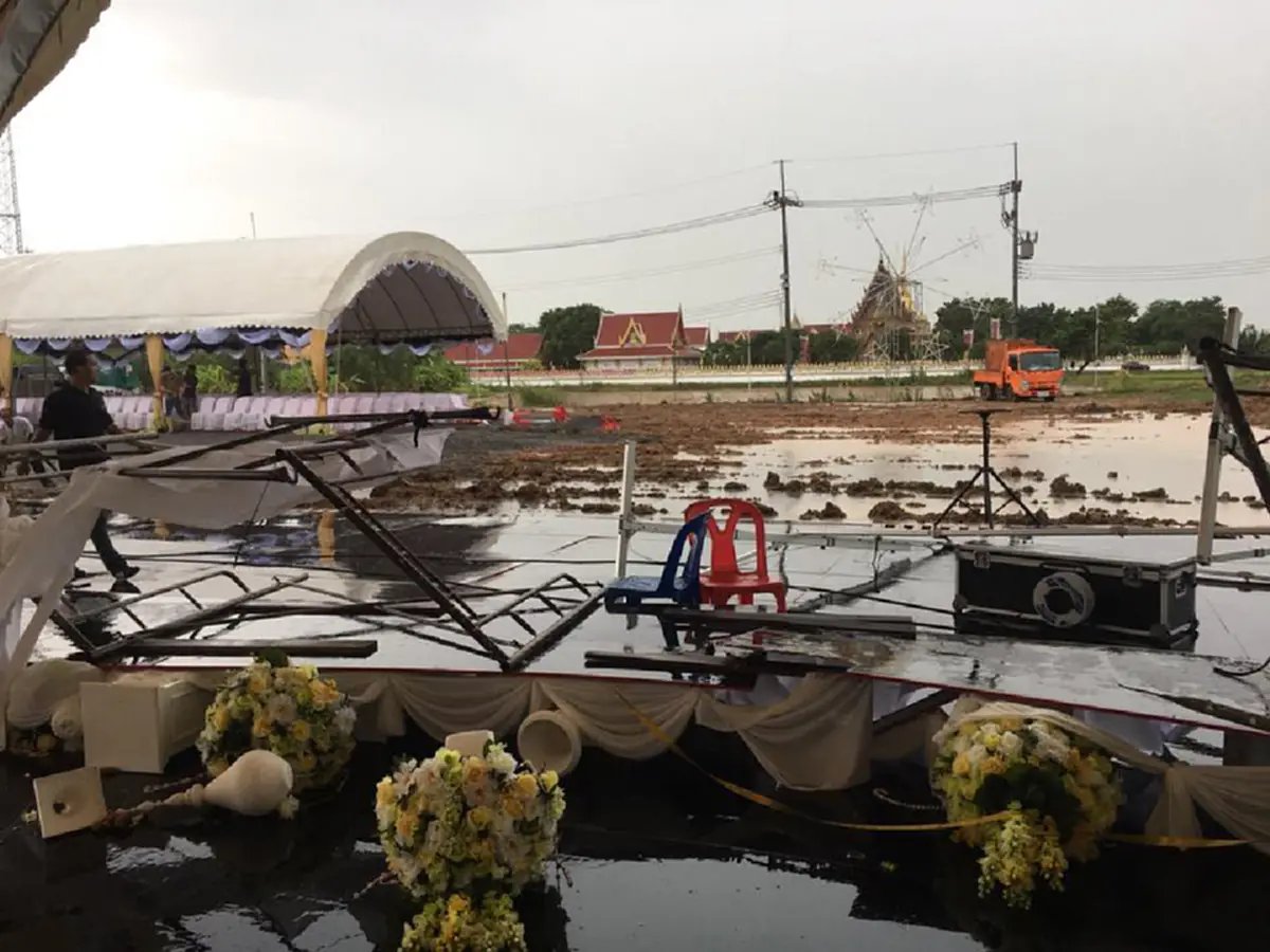 แห่สาธุ ดาราหนุ่มเค ภัทรพล ถอดจีวรห่มหุ่นขี้ผึ้งหลวงพ่อเพี้ยน เจอพายุฝนก่อนพิธีพระราชทานเพลิง