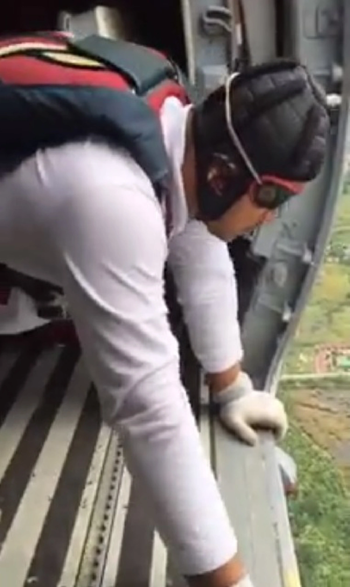 สดๆดูกันเลย! คลิปตำรวจพลร่ม กระโดดร่มจากฮ. สู่เบื้องล่าง เสียวระทึกร่วงต้นไม้