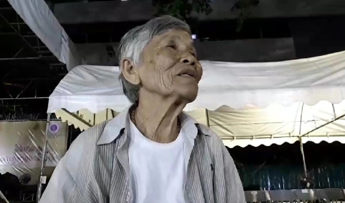 มุมหนึ่งในศิริราช...ยายวัย79จากปราจีนฯนั่งรถไฟมาคนเดียว นอนรอข้ามคืน ทำบุญให้พ่อหลวงเช้าอีกวัน