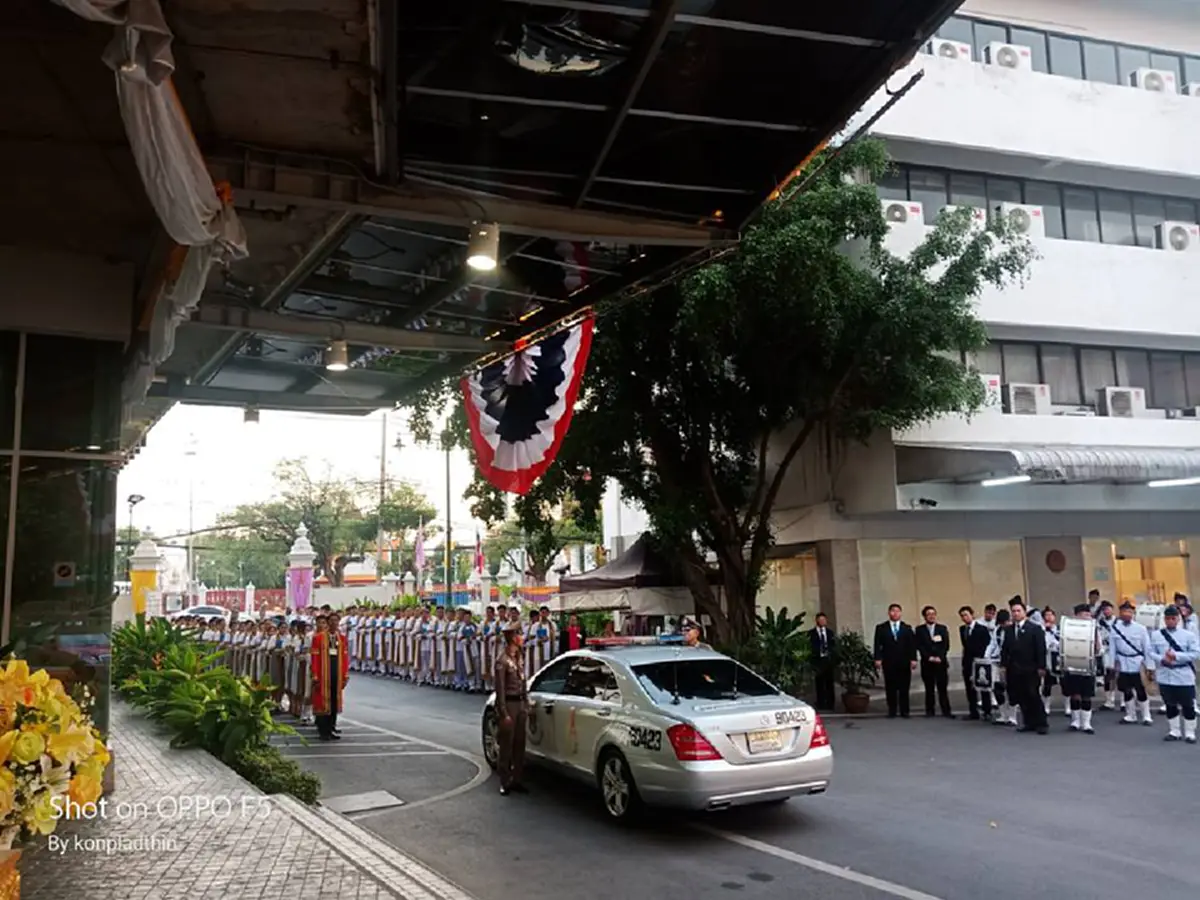ไม่มีในหมายกำหนดการ พระเทพฯพระราชทานปริญญาเทคโนฯจิตรลดาเสร็จแล้ว แต่เสด็จกลับมาฉายพระฉายาลักษณ์ร่วม69บัณฑิต