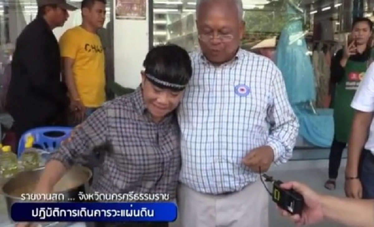 เศรษฐีร้านผ้านครศรีฯทำข้าวแจกวัน700กล่อง สุเทพเดินมาพบขอคารวะคนใจบุญ