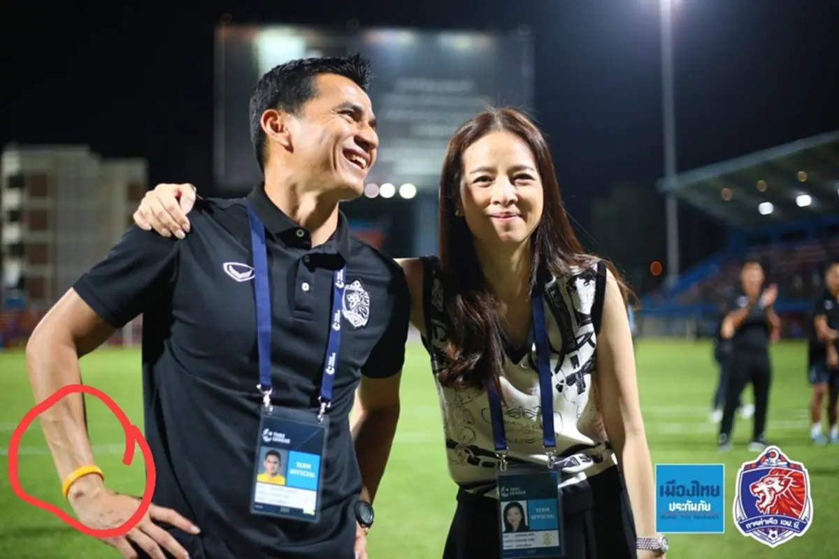 ซิโก้  ไม่ว่าจะเป็นโค้ชทีมชาติหรือสโมสร ที่ข้อมือขวาไม่เคยขาดสายรัด เรารักพระเจ้าอยู่หัว