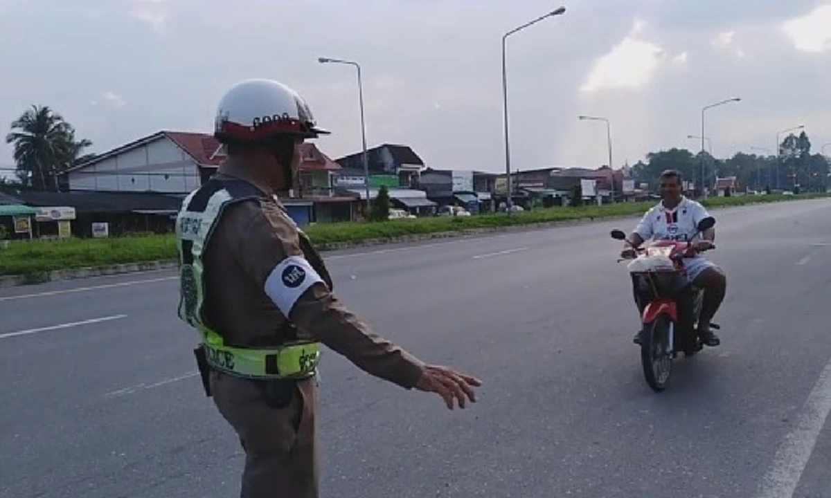 หนุ่มใหญ่ขี่จยย.ไม่สวมหมวกกันน็อก เจอตำรวจเรียกจอด แต่ไม่จับกลับร้องเพลงให้ฟัง(คลิป)