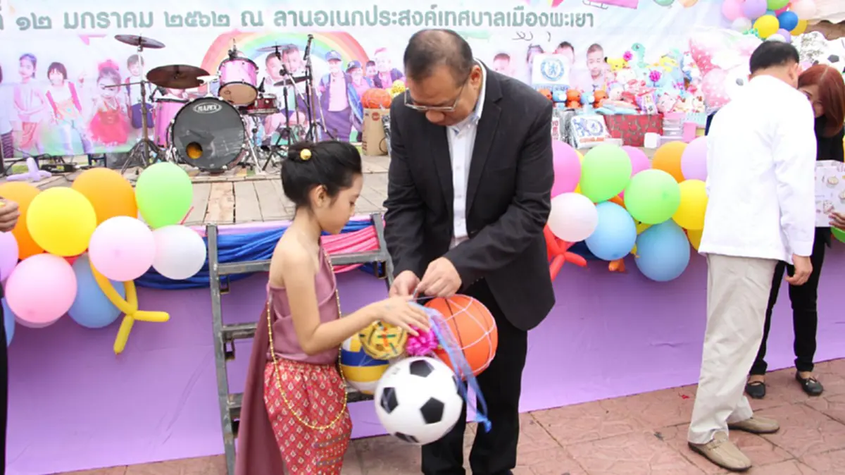 ณรงค์ศักดิ์ เปิดห้องให้เด็กๆนั่งเก้าอี้ผู้ว่าฯ แจกกระปุกออมสินพร้อมเงิน ขอเก่งแล้วต้องเป็นคนดีด้วย