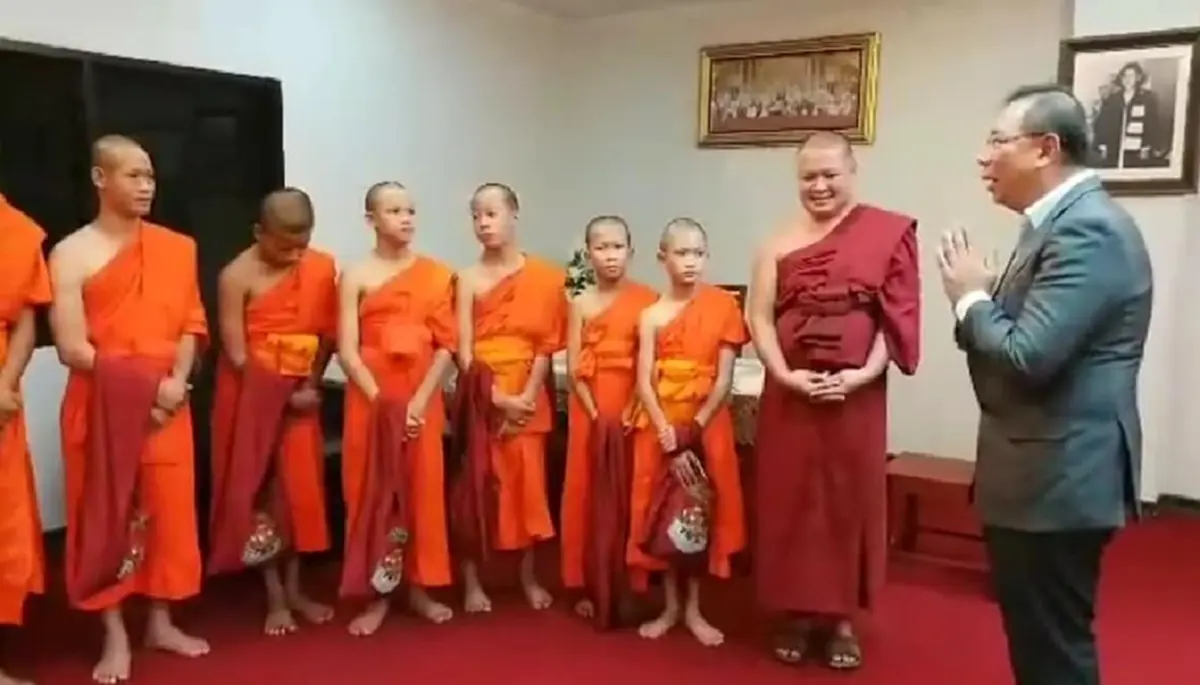 ภาพนี้ที่รอคอย ผู้มีพระคุณ  ผู้ว่าฯณรงค์ศักดิ์ค้อมศีรษะยกมือไหว้พระเอก 11สามเณรหมูป่า เรียกท่านว่าพ่อ (คลิป)