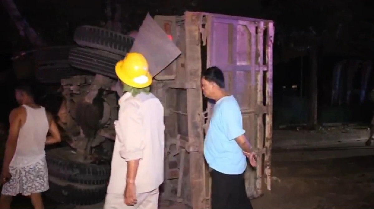 หนุ่มนร.นอกวัย17 ซิ่งฟอร์ดมัสแตง ชนรถขนทรายบึ้มสนั่นไฟท่วม เด็ก3ชีวิตสุดระทึก