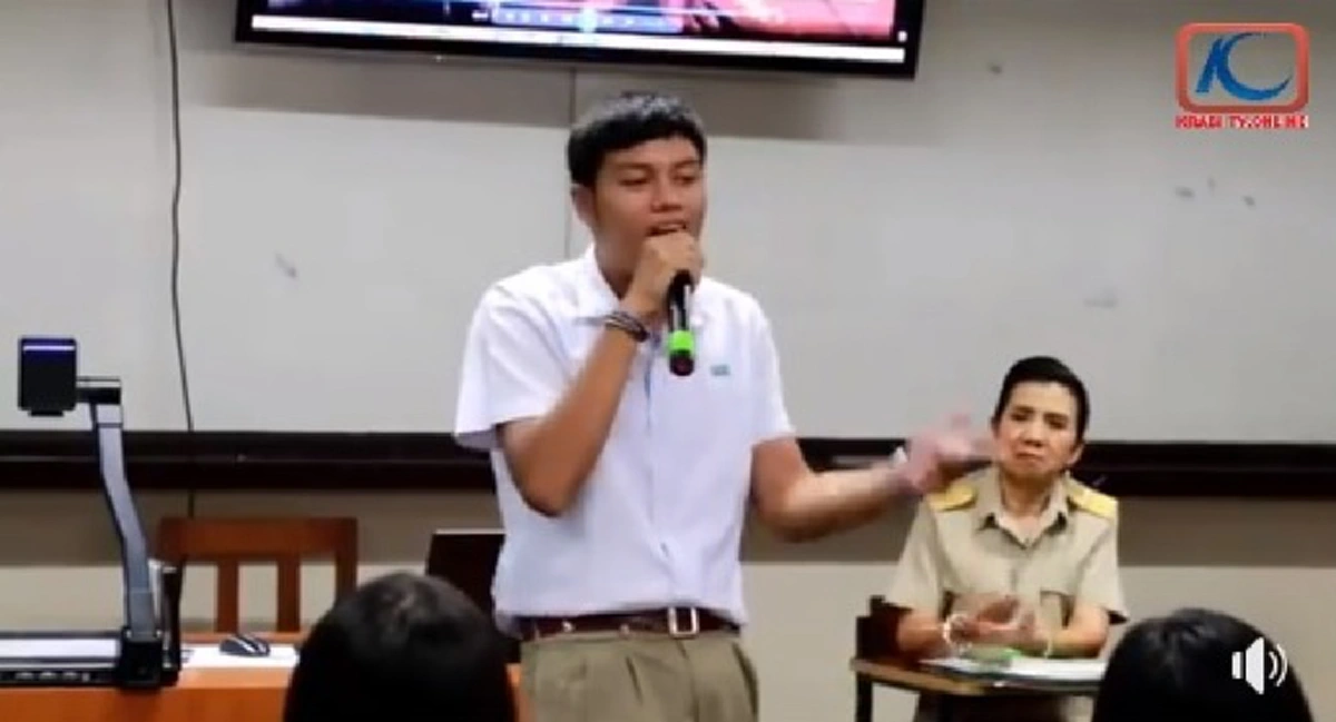 ครูสาวกระบี่สุดแนว นำจังหวะแร็พให้นร.ท่องคำราชาศัพท์  ให้แต่ละคนมายืนโย่วๆหน้าห้อง