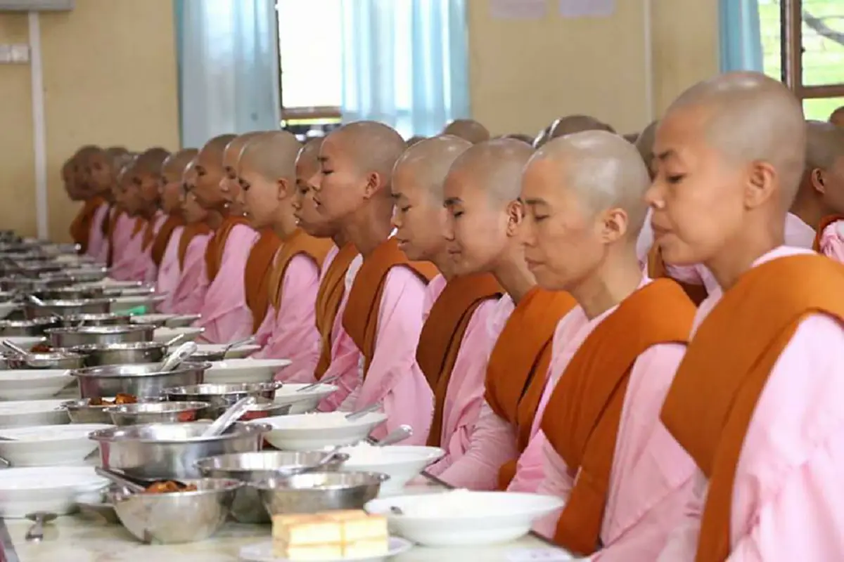 กราบสาธุยิ่ง! ชมวิถีปฏิบัติแม่ชีเมืองสะกาย เป๊ะทุกอย่าง แม้กระทั่งถอดรองเท้า