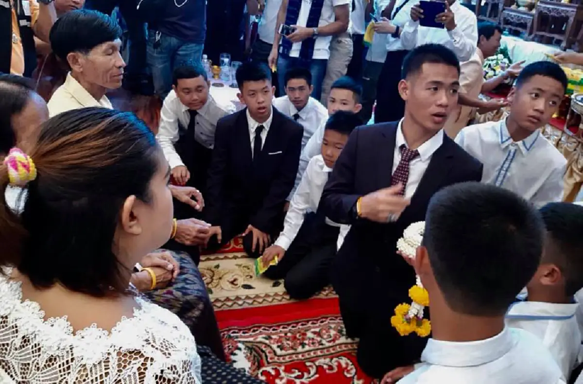 น้ำตาไหลทั้งงาน วินาทีโค้ชเอกนำน้องๆหมูป่ากราบเท้าแม่จ่าแซม ไตตั้นหน้าคล้ายคุณย่า