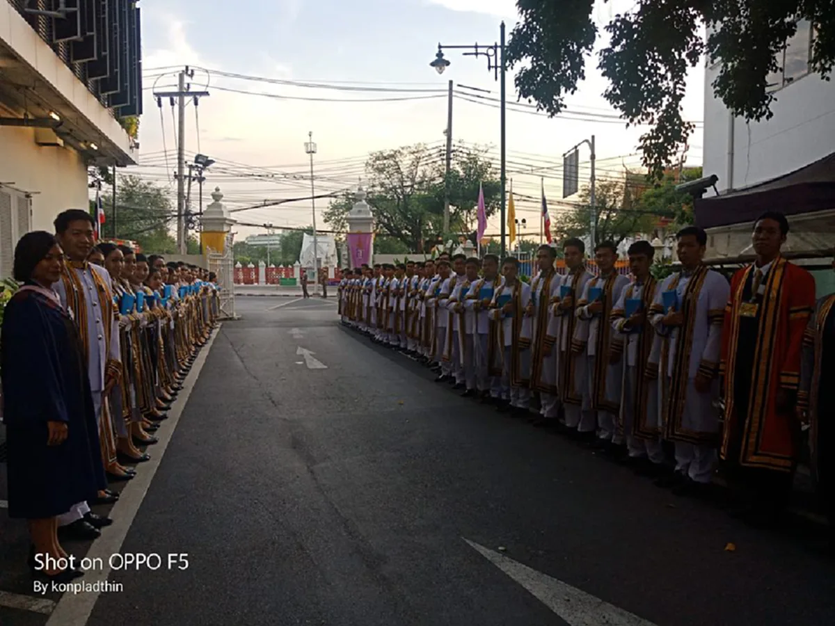ไม่มีในหมายกำหนดการ พระเทพฯพระราชทานปริญญาเทคโนฯจิตรลดาเสร็จแล้ว แต่เสด็จกลับมาฉายพระฉายาลักษณ์ร่วม69บัณฑิต