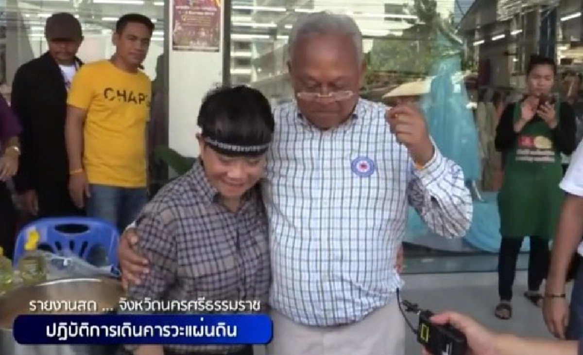 เศรษฐีร้านผ้านครศรีฯทำข้าวแจกวัน700กล่อง สุเทพเดินมาพบขอคารวะคนใจบุญ