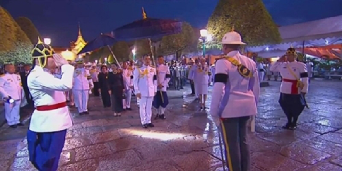 พระเมตตาไม่ใช่แค่ห่วงปชช.ร้อน!?! ยังจำได้ไหมในวันฝนตก จู่ๆพระองค์ก็ลงจากรถ พระกลดแค่สัญลักษณ์ไม่ช่วยกันฝน ท่านเกรงใจพสกนิกรมาก ท่านรักคนไทย