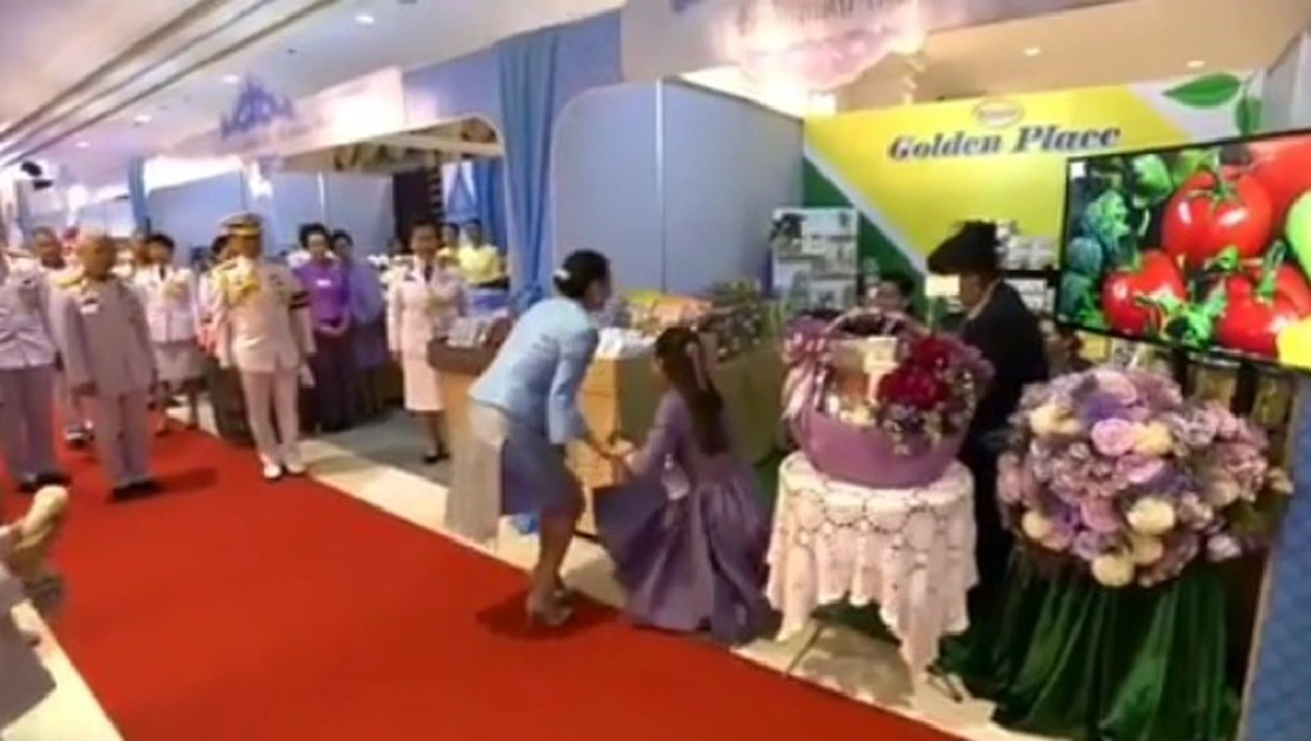 สมเด็จพระราชินีทรงเป็นกันเอง ทรงจับมือมาดามแป้งให้ลุกขึ้นยืน