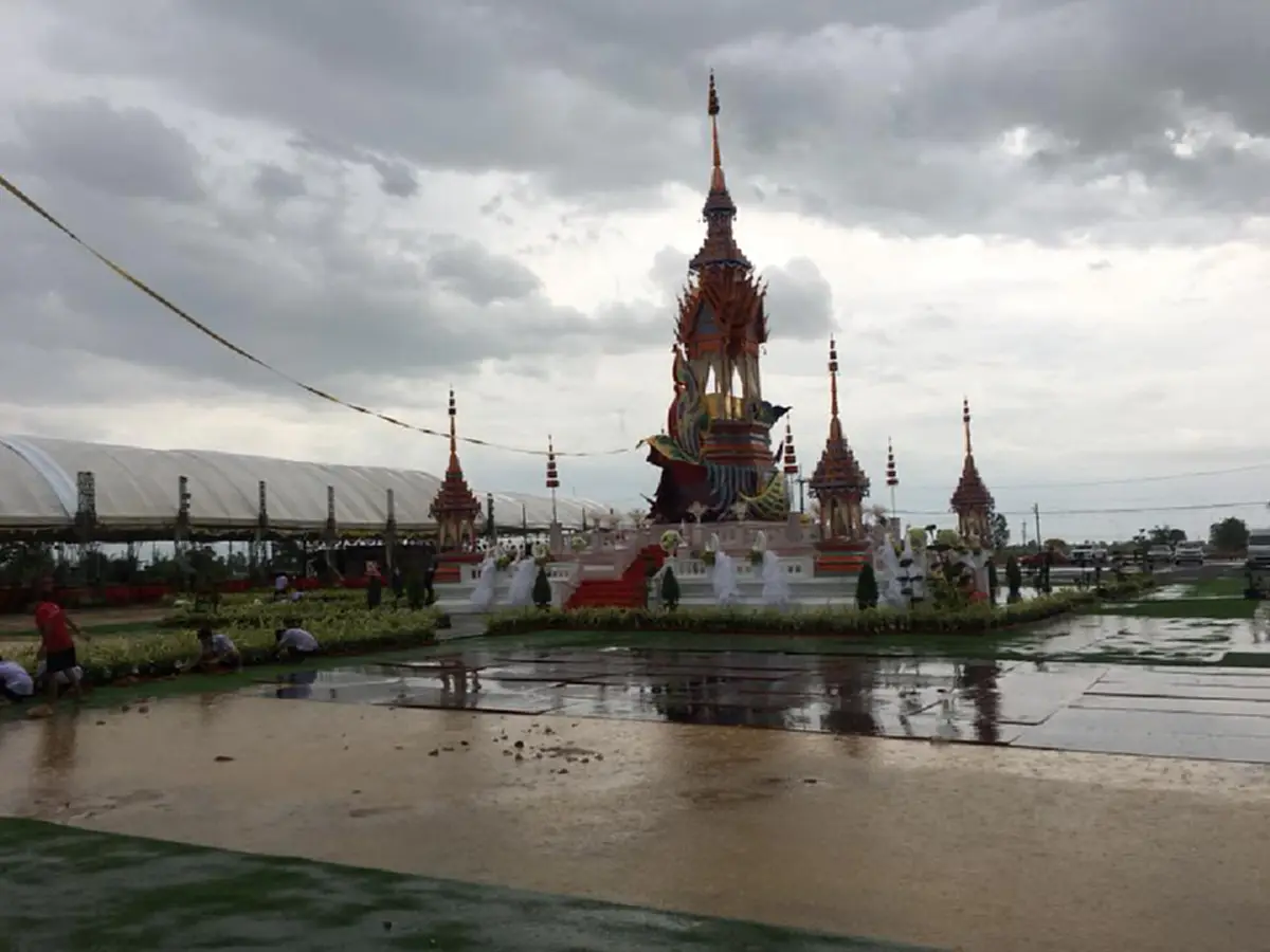 แห่สาธุ ดาราหนุ่มเค ภัทรพล ถอดจีวรห่มหุ่นขี้ผึ้งหลวงพ่อเพี้ยน เจอพายุฝนก่อนพิธีพระราชทานเพลิง